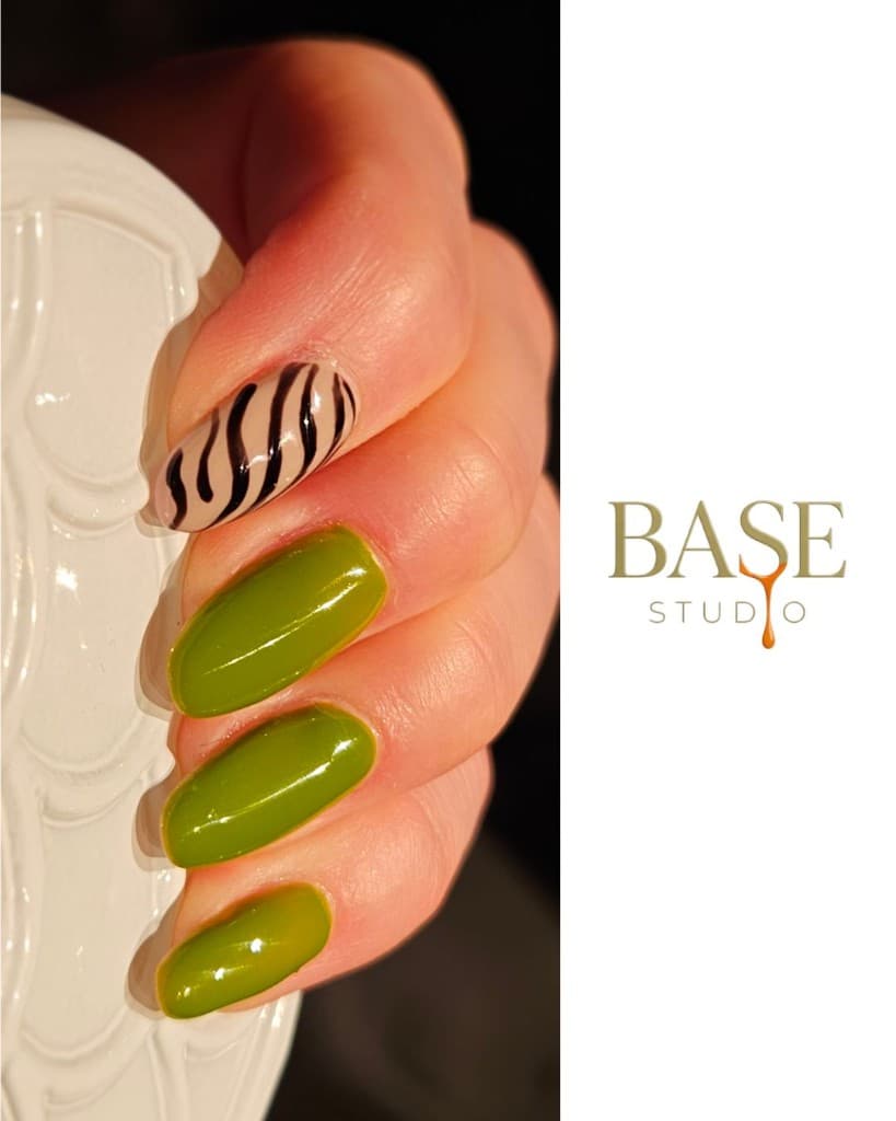 Oliwkowa zieleń i zebra na paznokciu — BASE STUDIO Włocławek