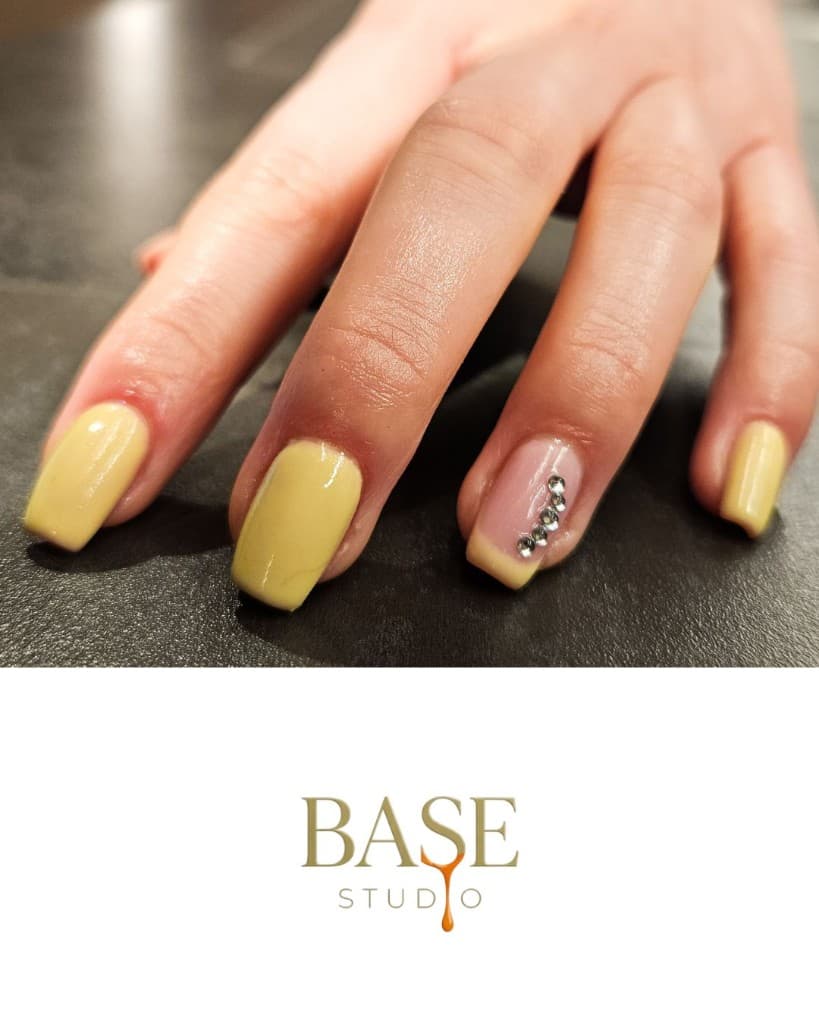 Żółty manicure, french i cyrkonie — BASE STUDIO Włocławek