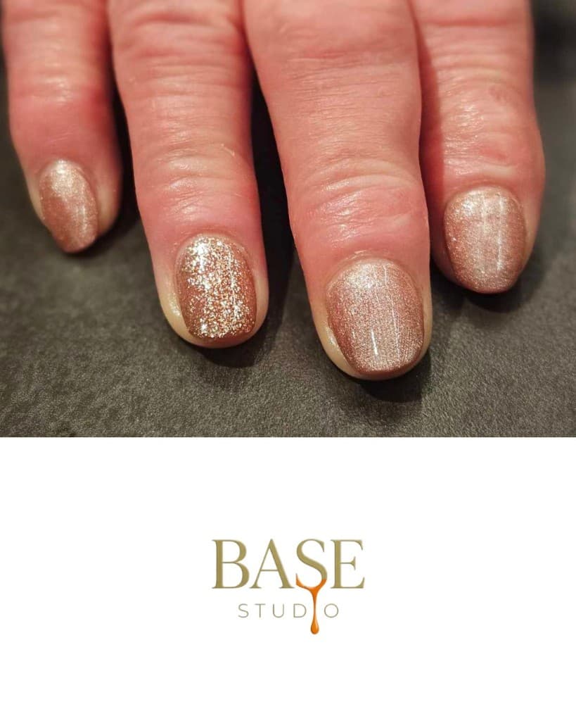 Różowo-złoty brokat na paznokciach — BASE STUDIO Włocławek