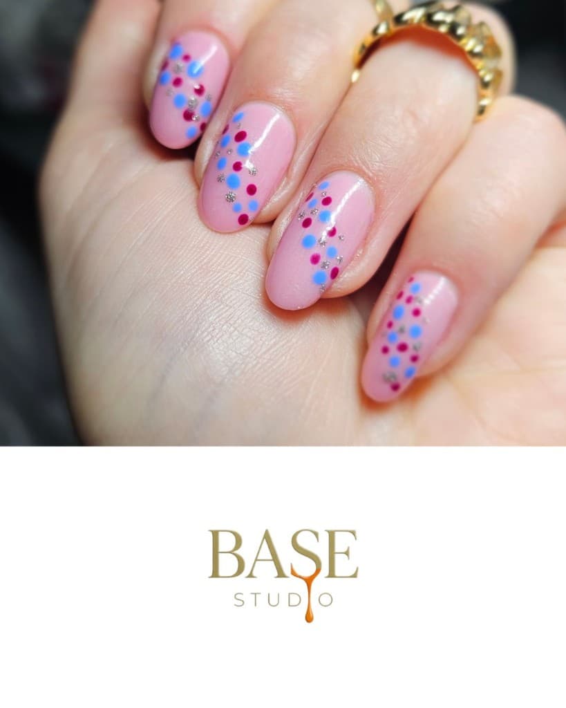 Manicure z kolorowymi kropkami i brokatem — BASE STUDIO Włocławek