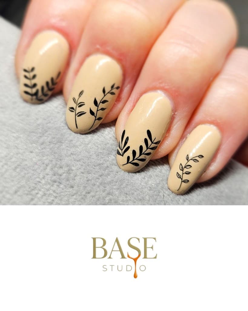 Beż z czarnymi gałązkami i listkami — BASE STUDIO Włocławek