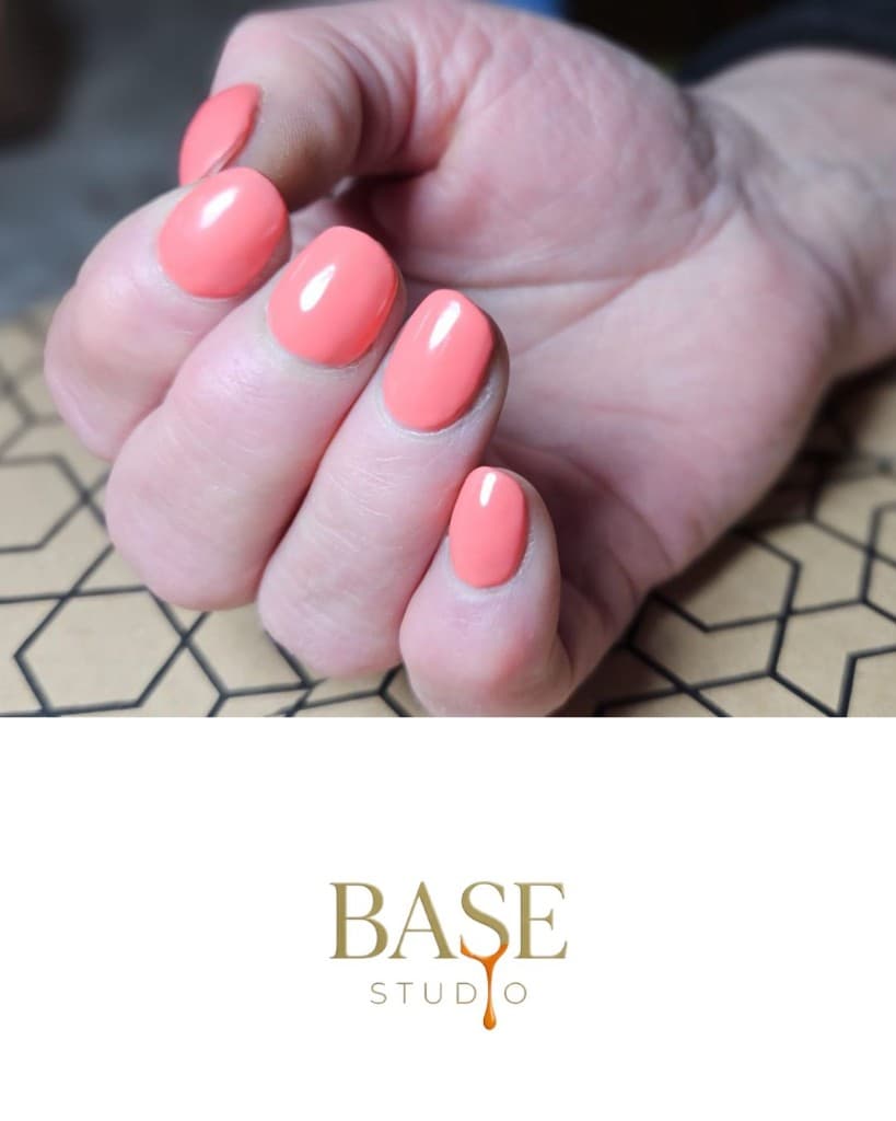 Koralowy / brzoskwiniowy manicure — BASE STUDIO Włocławek