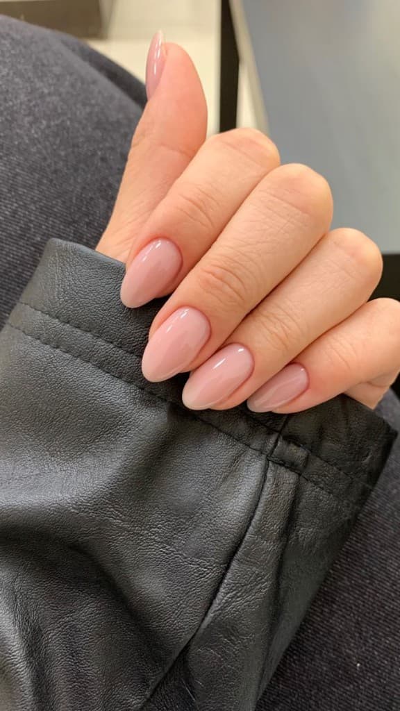 Profesjonalna stylizacja paznokci — manicure hybrydowy nude, owalny kształt, BASE STUDIO Włocławek